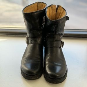 Frye Veronica Back Zip Short Boots | Black | Size 7